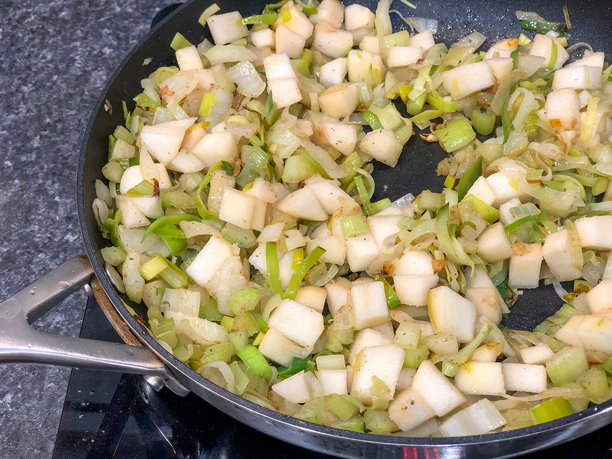 pears and leeks in skillet