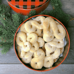 Kringla shaped cookies in a tin