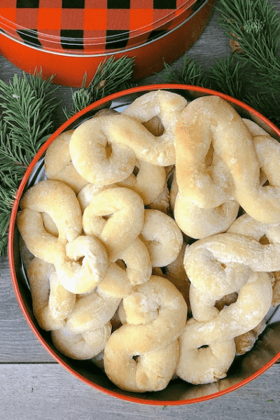 Kringla shaped cookies in a tin