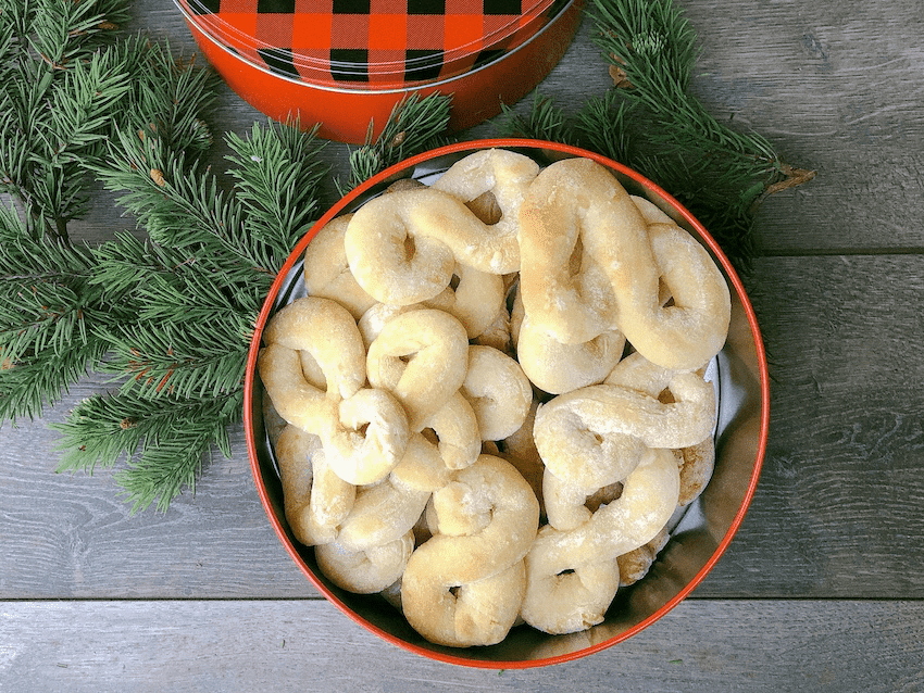 Kringla shaped cookies in a tin