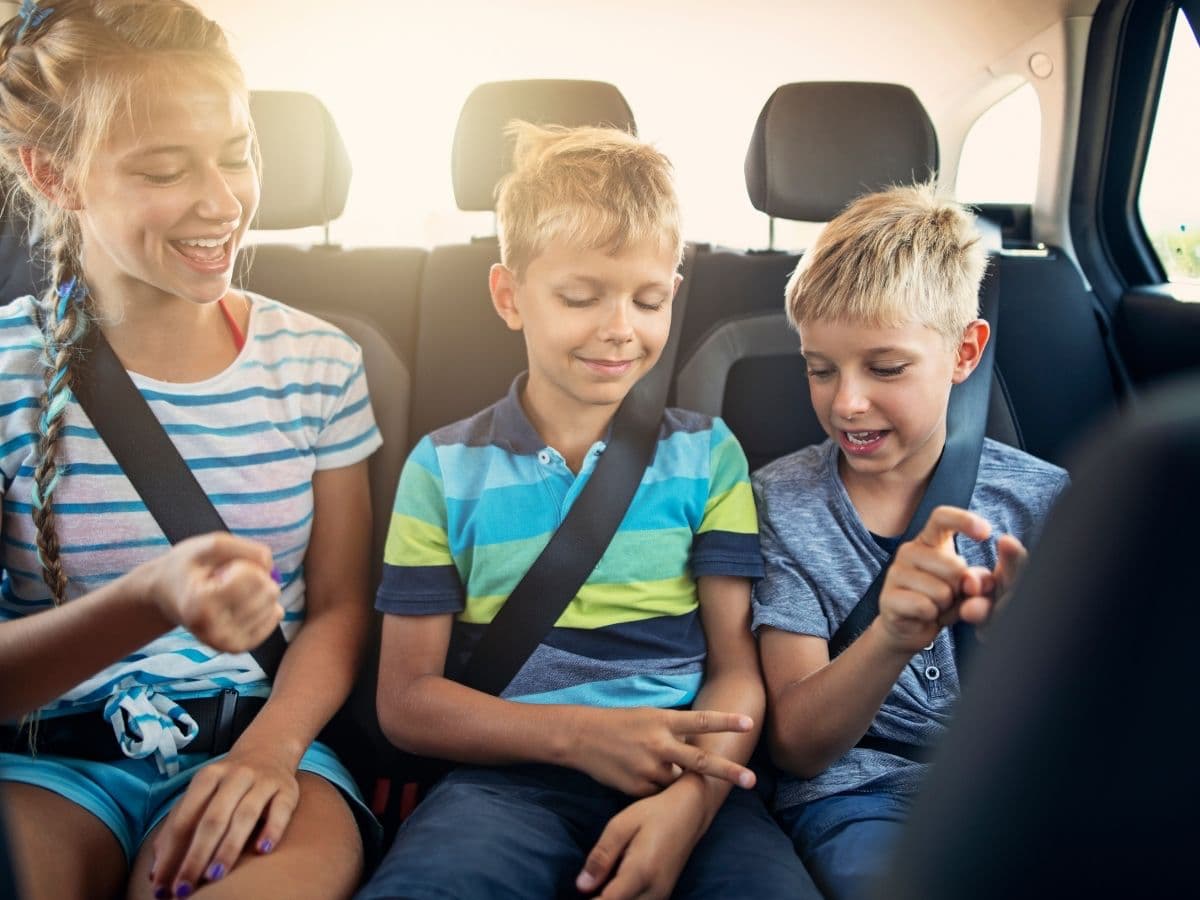 children in car playing rock paper scissors, leisure road trip games