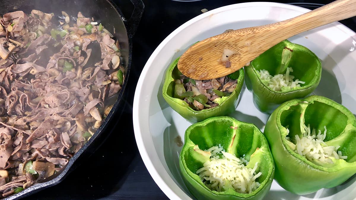 Stuffing bell peppers with roast beef, mushroom, onion