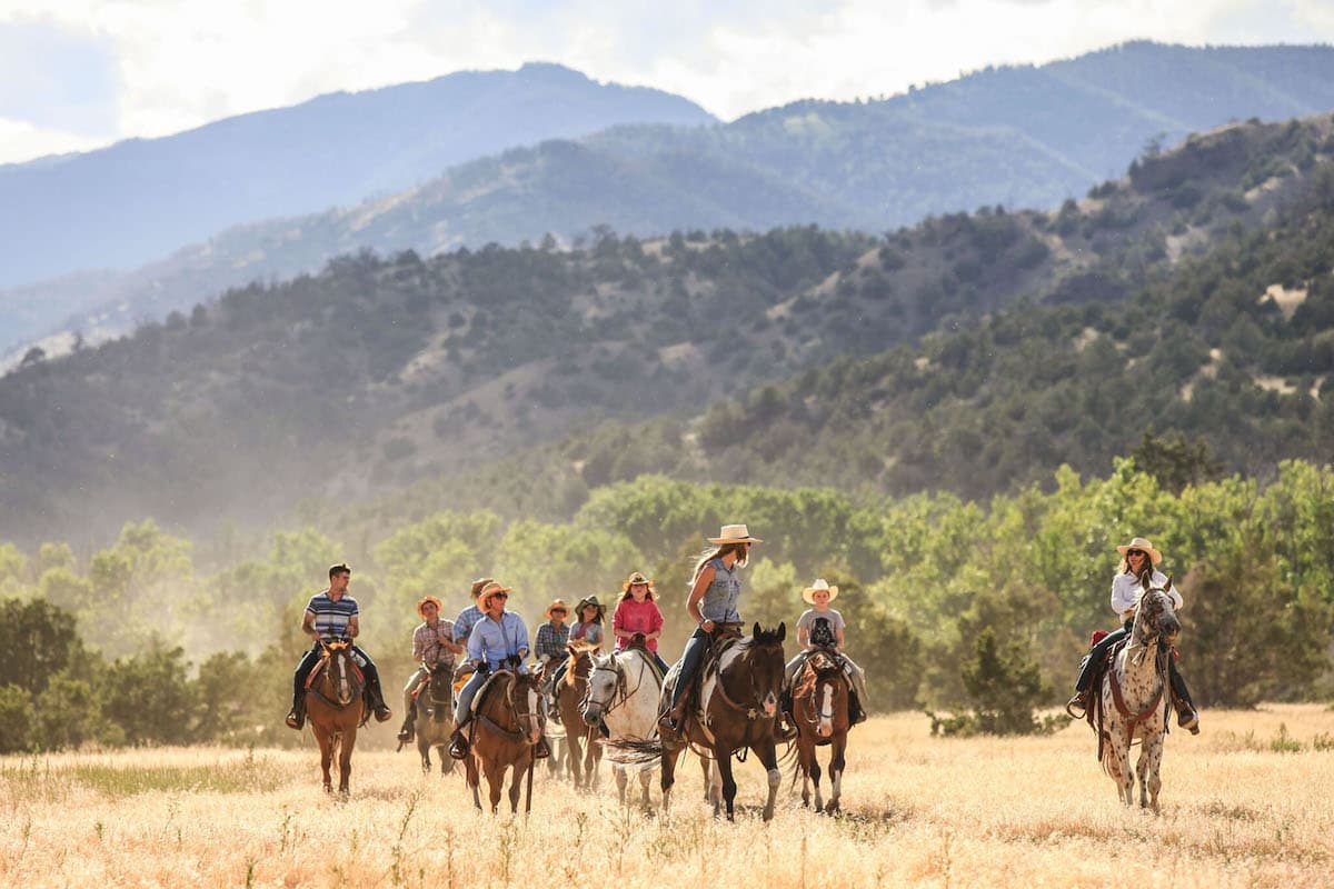 people on horseback, mountain horseback ride