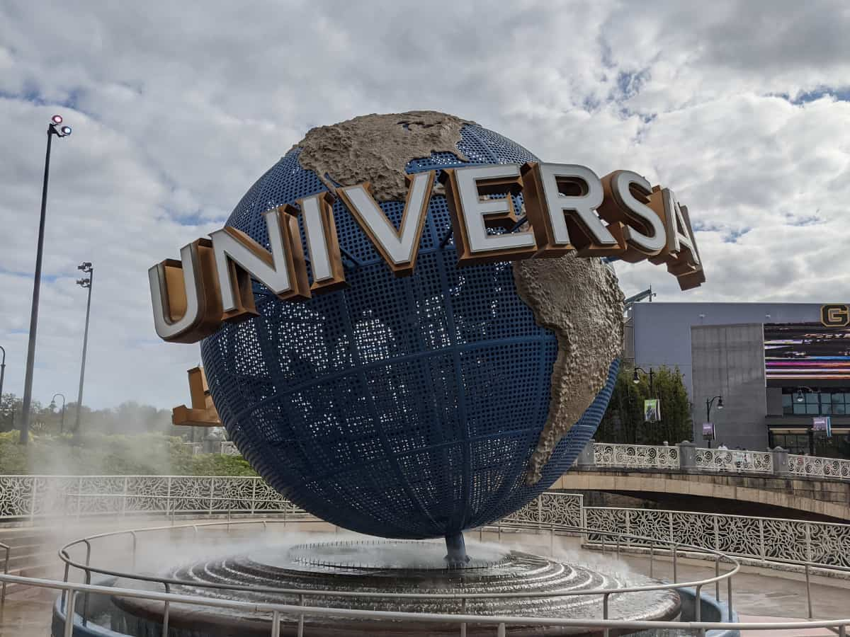 universal studios globe sign