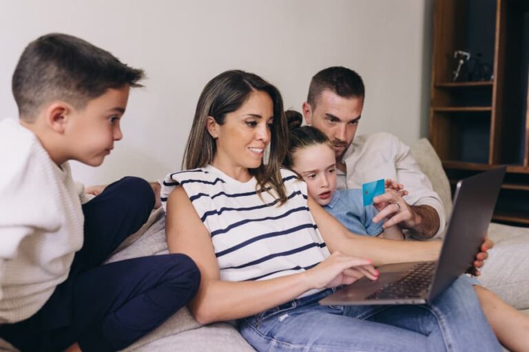 5 Ways to Use Credit Cards Effectively and Responsibly in Your Family Life