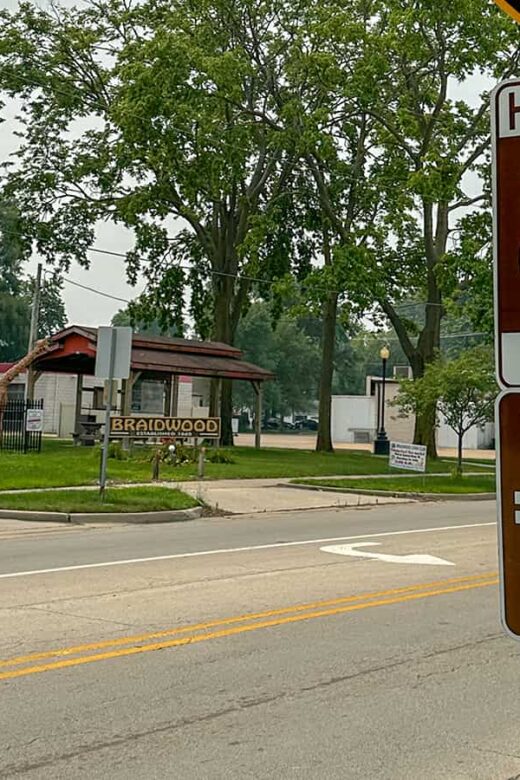Historic Route 66 Sign in Braidwood Illinois - Braidwood Zoo