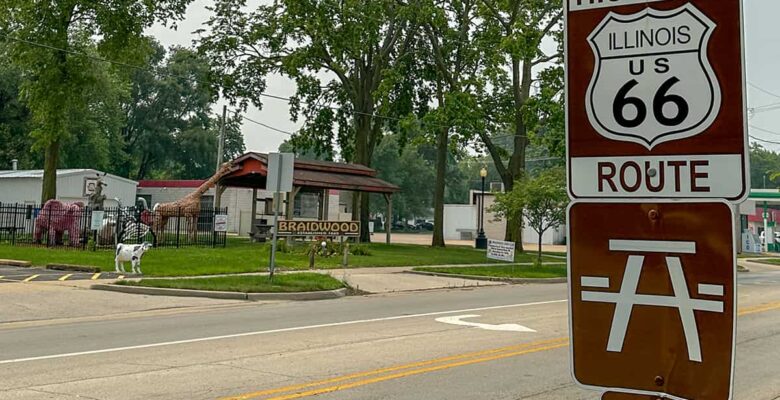 Historic Route 66 Sign in Braidwood Illinois - Braidwood Zoo