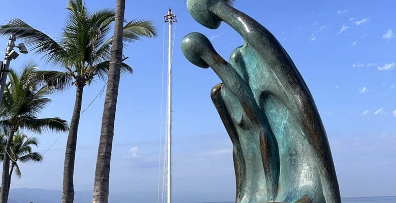 Malecon Statue on two people watching the street