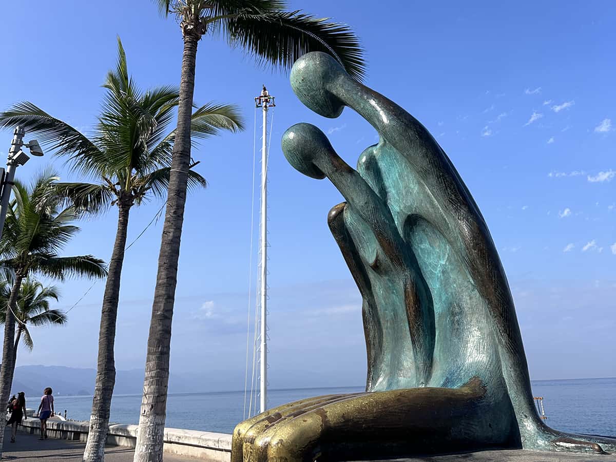 Malecon Statue on two people watching the street